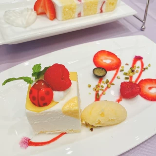 かわいいデザート。WDケーキと2段になって運ばれます。