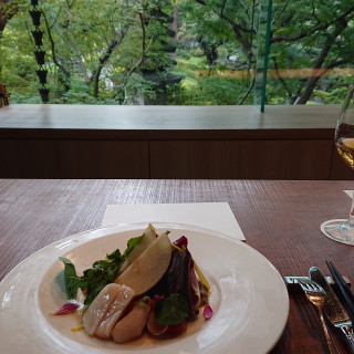 庭園を臨んでの試食会場