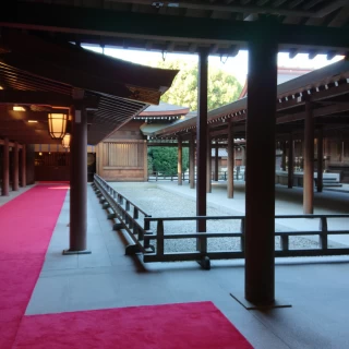 左殿の手前