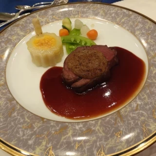 お肉がとても柔らかく、ソースも美味しかったです。
