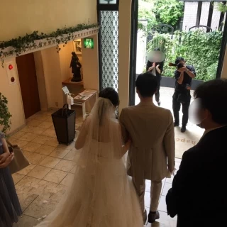 フラワーシャワーはエントランスで