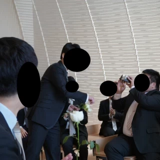 1輪ずつ花をもらって1つのブーケにする演出