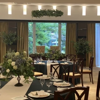 客席からのイメージ（新郎新婦席後ろには緑が見えます）