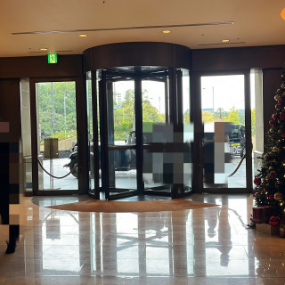 ロビーからロールスロイスで入ってくるところ。出入りしてました