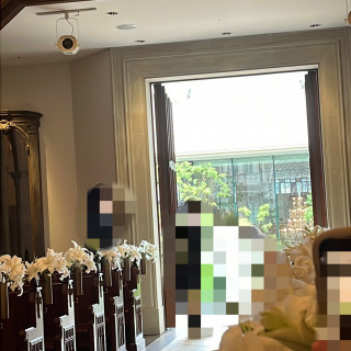 新婦入場。自然光がはいって明るかった。