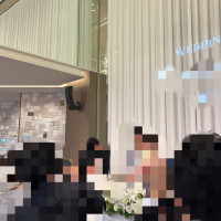 左上に階段があってそこからお色直しの入場がありました。