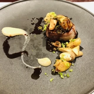 メインの肉料理。食べ応えがあり、味付けも美味しい。