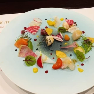 前菜料理。ソースの味付けがとても美味しかった。