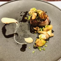 メインの肉料理。食べ応えがあり、味付けも美味しい。