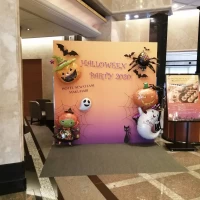 ロビーには季節ごとに変わります