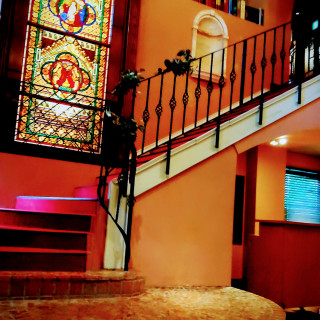 アンティーク調にステンドグラス、ボルドーの色が素敵な階段。