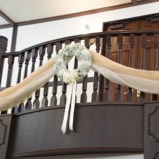 クリスマスの時期なので、至る所にリースやツリーなどの装飾がさ