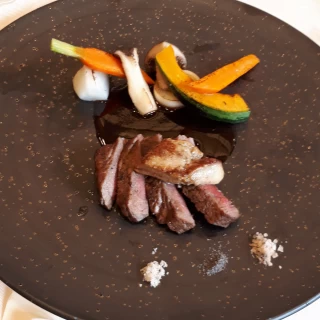 肉料理です。秋のお野菜が可愛い。三種類の塩をつけて食べます。
