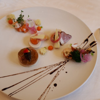 前菜です。飾りに静岡名産のワサビーズを使用していて華やか！