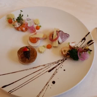 前菜です。飾りに静岡名産のワサビーズを使用していて華やか！