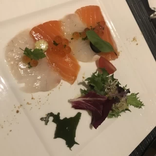 カルパッチョですが、添え物の昆布が北海道の形でお洒落です
