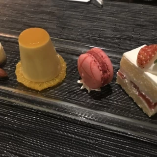 デザートディッシュです。特にオレンジのムースがとても美味い！