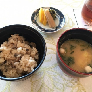 試食。和食でとても美味しく、また年配のゲストにも良さそうでし