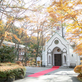秋の紅葉と教会