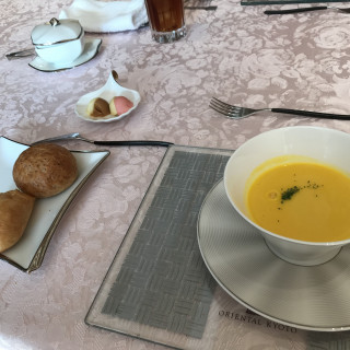 スープはとても美味しいです。