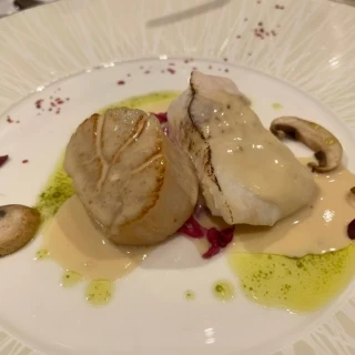 白身魚とホタテの料理。白身魚はランクを選べます。