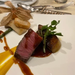 メインのお肉。真ん中のランクですが柔らかく美味しかったです。
