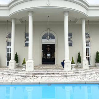 ホワイトハウスの外観です。
大きなプールが印象に残ります！