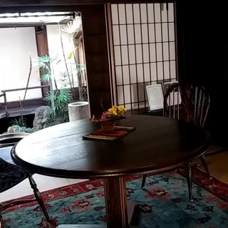大橋家住宅(調理場を上がると洋風のテーブルセット)