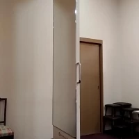 写真館2(椅子の前に服装チェック用の大きな鏡が通ります)