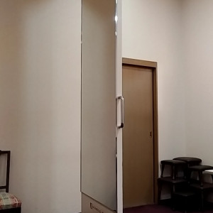 写真館2(椅子の前に服装チェック用の大きな鏡が通ります)|571980さんのホテルグランヴィア岡山の写真(1111361)