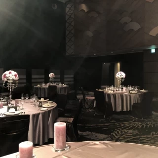 披露宴会場その1。シックな雰囲気の会場です。