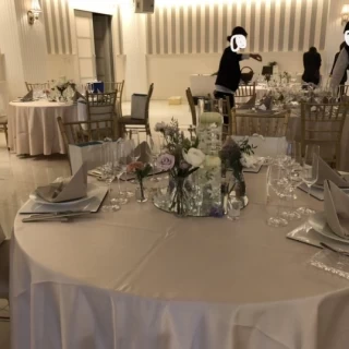 白が基調の会場。