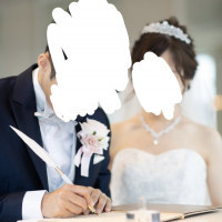 結婚証明書記入！白い台に羽のボールペン、素敵でした！