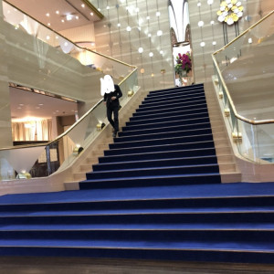 入ったところにある大階段が大迫力！|572014さんのラヴィーナ姫路（Wedding Manor House La Viena Himeji）の写真(1109626)