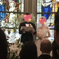 バックのステンドグラスが写真映えします