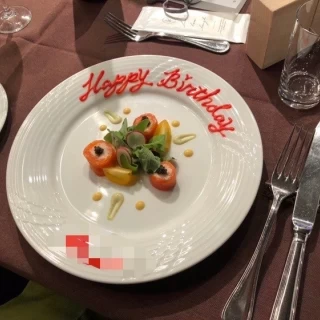 ゲストのプレートにサプライズでメッセージを書いてくれています