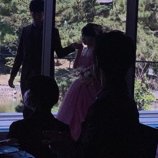 一面ガラスで明るい会場。
外から新郎新婦が現れました。