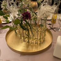 テーブルを飾る生花。ナチュラルで良い雰囲気。
