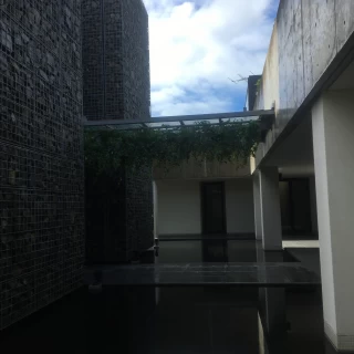 チャペル入り口までの道です