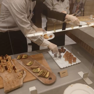 ケーキバイキングはスタッフさんが取り分けてくれました