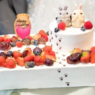 うさぎさんと足跡でふたりの軌跡を表現していただいたケーキ