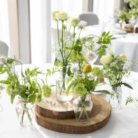 テーマに合わせたグリーン多めの装花とうさぎ折りのナプキン