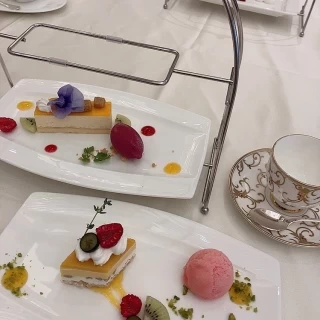 ケーキは、上段にデザートと下段にウェディングケーキ