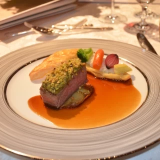 メインディッシュのお肉です。少し冷めていたのが残念でした。