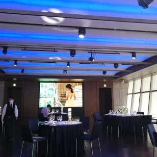 ロビーと違ってLEDを使った現代的な会場でした