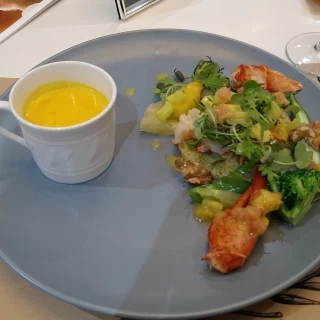 オマール海老のサラダと季節のポタージュ美味しかったです！