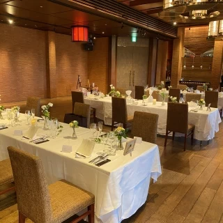 円卓ではなく向かい合わせの席