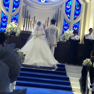 ロイヤルブルーのバージンロードがとても綺麗です