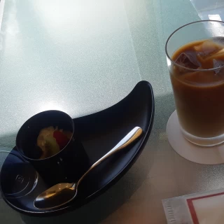 専用のラウンジでの軽食