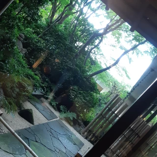 和装の前撮りの際庭園でも撮影できる